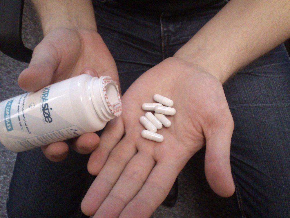 XtraSize recenze, detail pilulky na ruce