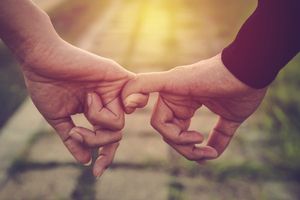 Vztah, dvě ruce držící se
